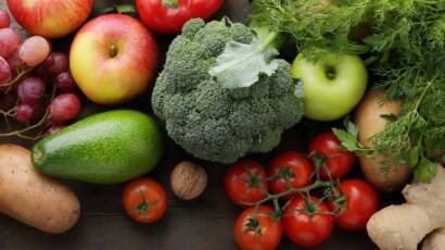 Składniki, z jakich składa się dieta owocowo-warzywna. Ułożone obok siebie jabłka, ogórki, pomidory i inne.
