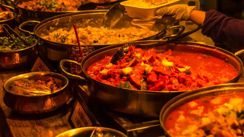 Kuchnia orientalna – stół pełen potraw azjatyckich.