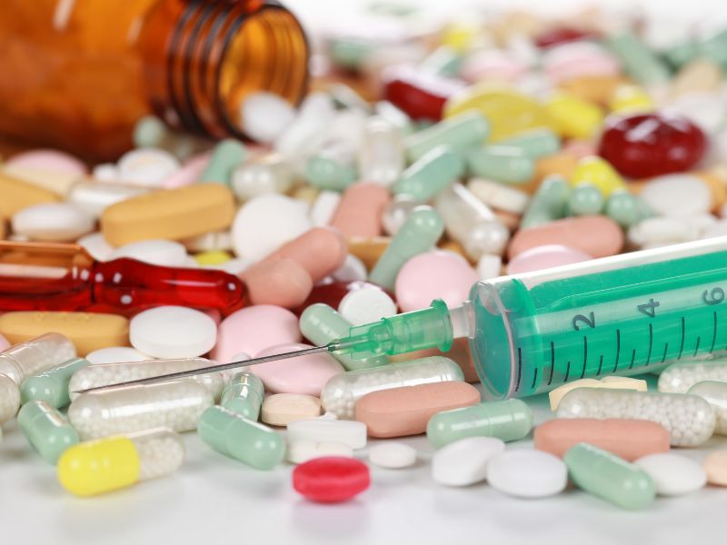Czy w Polsce leki można reklamować? Na zdjęciu liczne tabletki i strzykawka.